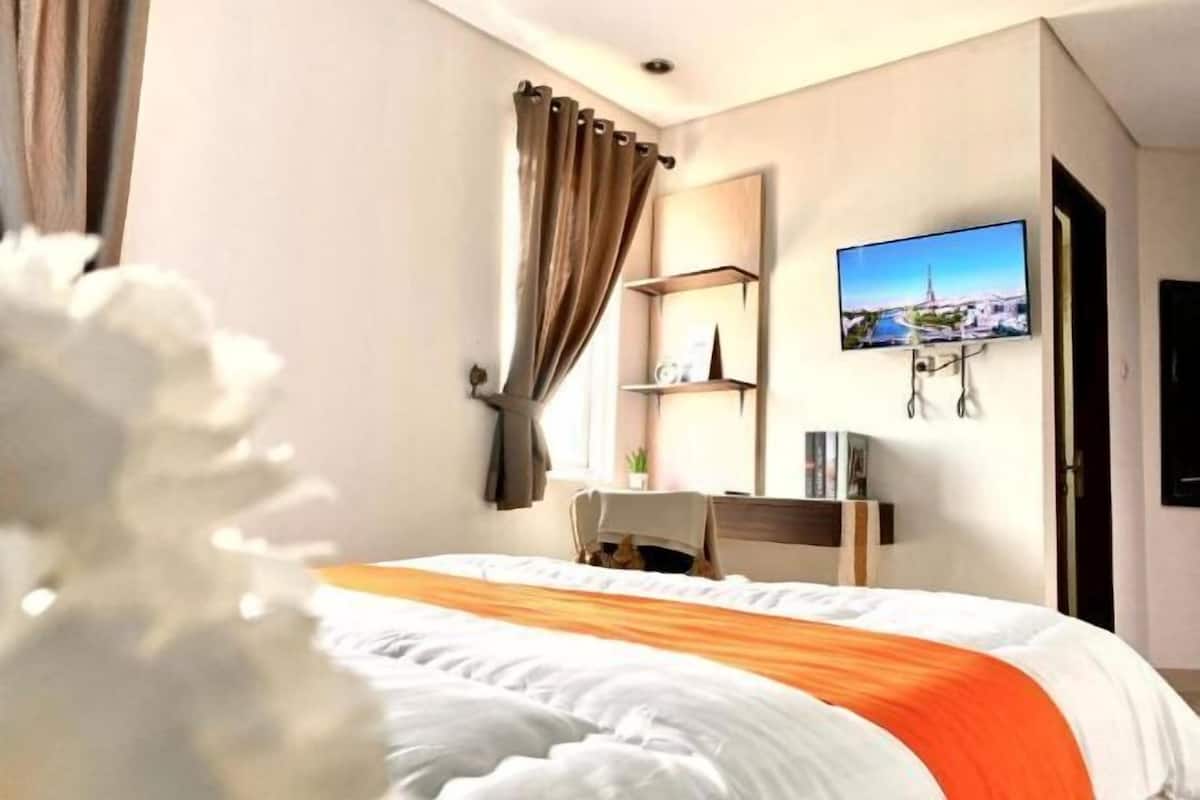 Desk, free WiFi, bed sheets