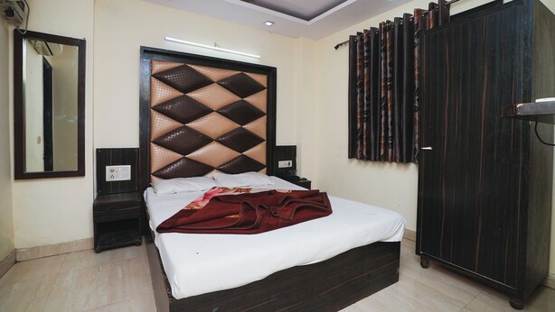 A bedroom with a bed, a wardrobe, a ceiling fan, and a mirror. - Hotel AV International Near New Delhi Railway Station, Paharganj (New Delhi)