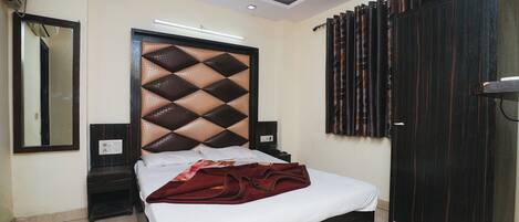 Deluxe Room | Desk, iron/ironing board, free WiFi, bed sheets