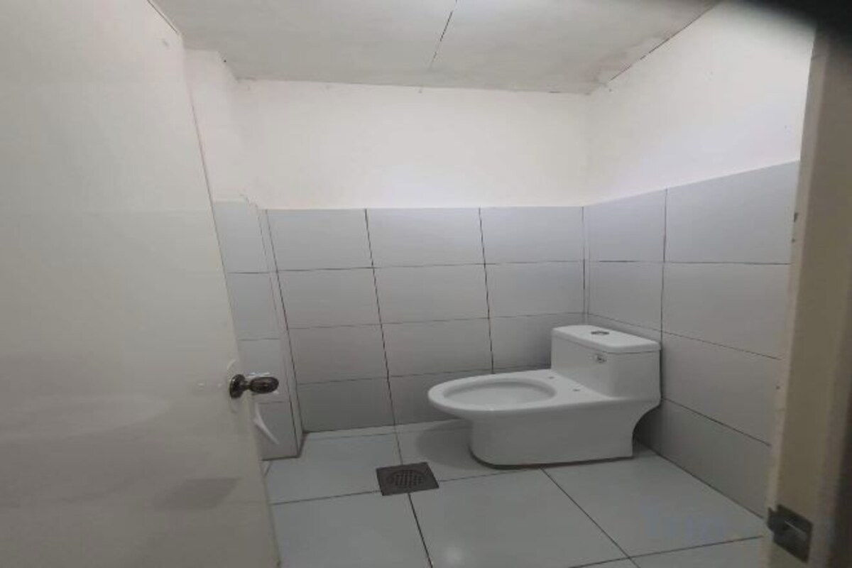 Shower, rainfall showerhead, towels