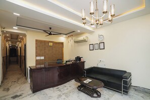 Lobby - Dharam Villa Guest House Near Sector 15 Metro Station (Noida)