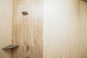 Deluxe Room | Bathroom | Shower, free toiletries, towels