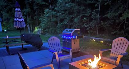 New cottage in a quiet residential area! Close to the strip! 7 mi. from Spire.