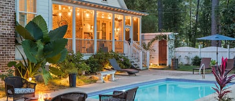 Alberca al aire libre y alberca climatizada