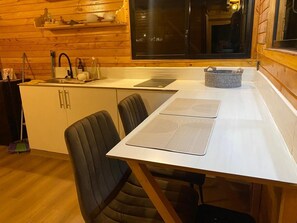 豪華開放式套房 | 私人廚房 | 公共區域設有雪櫃、公共區域設有微波爐、咖啡機/沖茶器