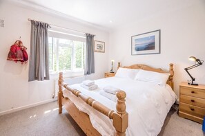 2 bedrooms, iron/ironing board, WiFi, bed sheets - A fantastic holiday home close to the beach - Number 27, Alderton (Alderton)