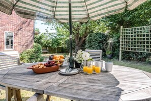 Outdoor dining - A fantastic holiday home close to the beach - Number 27, Alderton (Alderton)