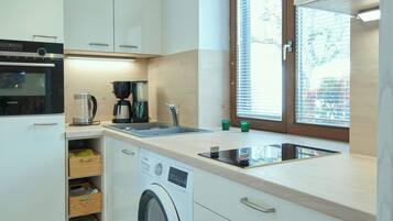 Kühlschrank, Mikrowelle, Ofen, Herdplatte