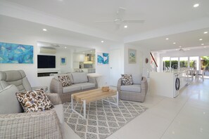 TV, fireplace - Unit 6 - 3 Bedroom Waterfront Premium (Noosa)