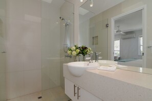 Hair dryer, towels - Unit 30 - 3 Bedroom Deluxe Waterfront (Noosa)