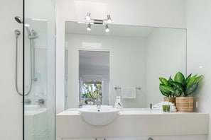 Hair dryer, towels - Unit 34 - 3 Bedroom Deluxe Waterfront (Noosa)