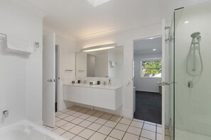 Hair dryer, towels - Unit 49 - 2 Bedroom Gardenside (Noosa)