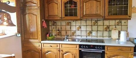 Frigorífico, horno, placa de cocina y cafetera o tetera