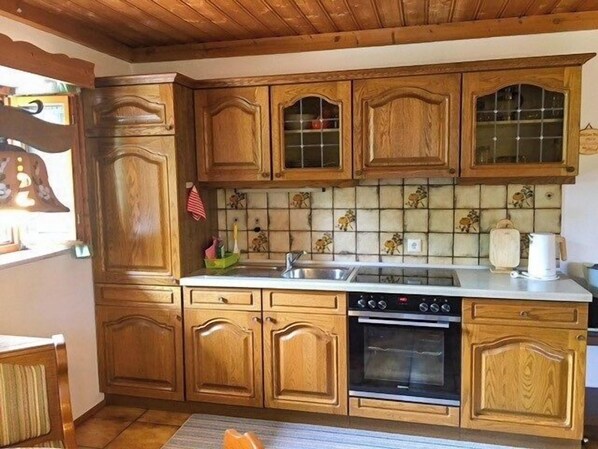 Fridge, oven, stovetop, coffee/tea maker