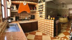 A kitchen with a checkered floor, a sink, and a stove. - Wohnung in Safi  (Safi)