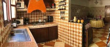 Apartamento romântico | Cozinha privada | Geladeira, micro-ondas, fogão, cooktop