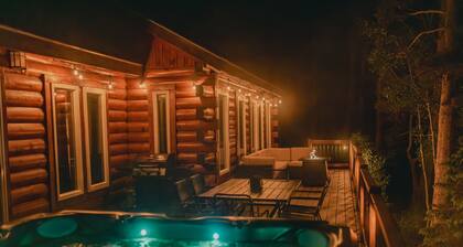 Cozy Log Cabin: hot tub under the stars, private deck, king bed, dog friendly!