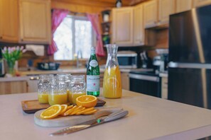 Fridge, microwave, oven, stovetop - Cozy Log Cabin: hot tub under the stars, private deck, king bed, dog friendly! (Idaho Springs)