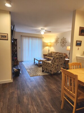 Una televisión, una chimenea