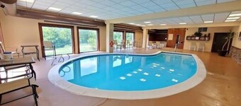 Mt. Snow Condo with Pool-Mountain Views <1/2 mile to mtn