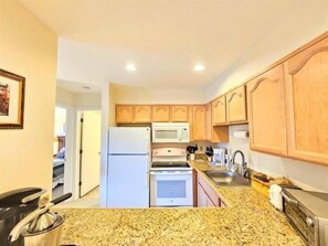 Kühlschrank, Mikrowelle, Herdplatte, Geschirrspüler