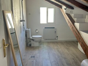 Een douche, handdoeken
