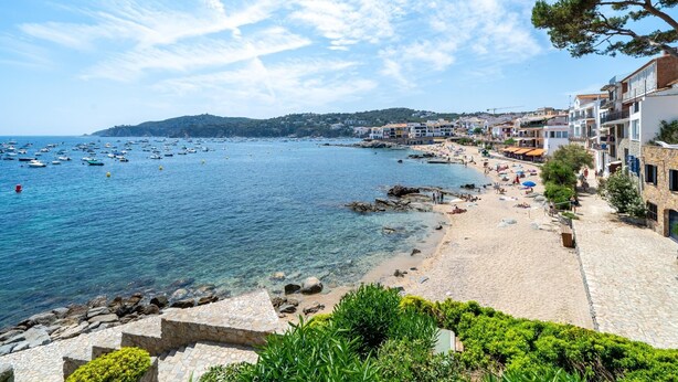 A coastal town with a clear view of the sea, a sandy beach, and buildings along the shore. - Apartment with parking 400m beach and shops (Calella de Palafrugell)