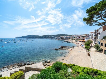 Apartment with parking 400m beach and shops