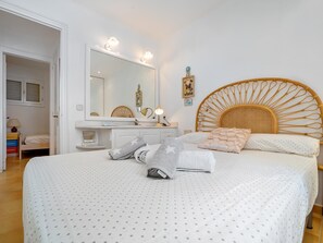 2 bedrooms, iron/ironing board, Internet, bed sheets