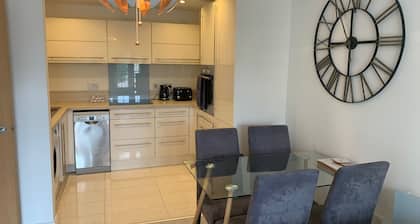 Watford 2 Bedroom Apartment H7, Harry Potter World, Contractors, London Visits