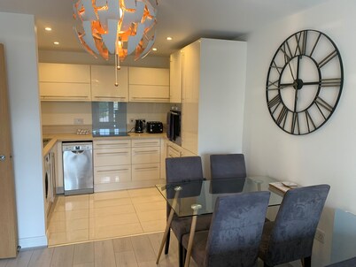 Watford 2 Bedroom Apartment H7, Harry Potter World, Contractors, London Visits