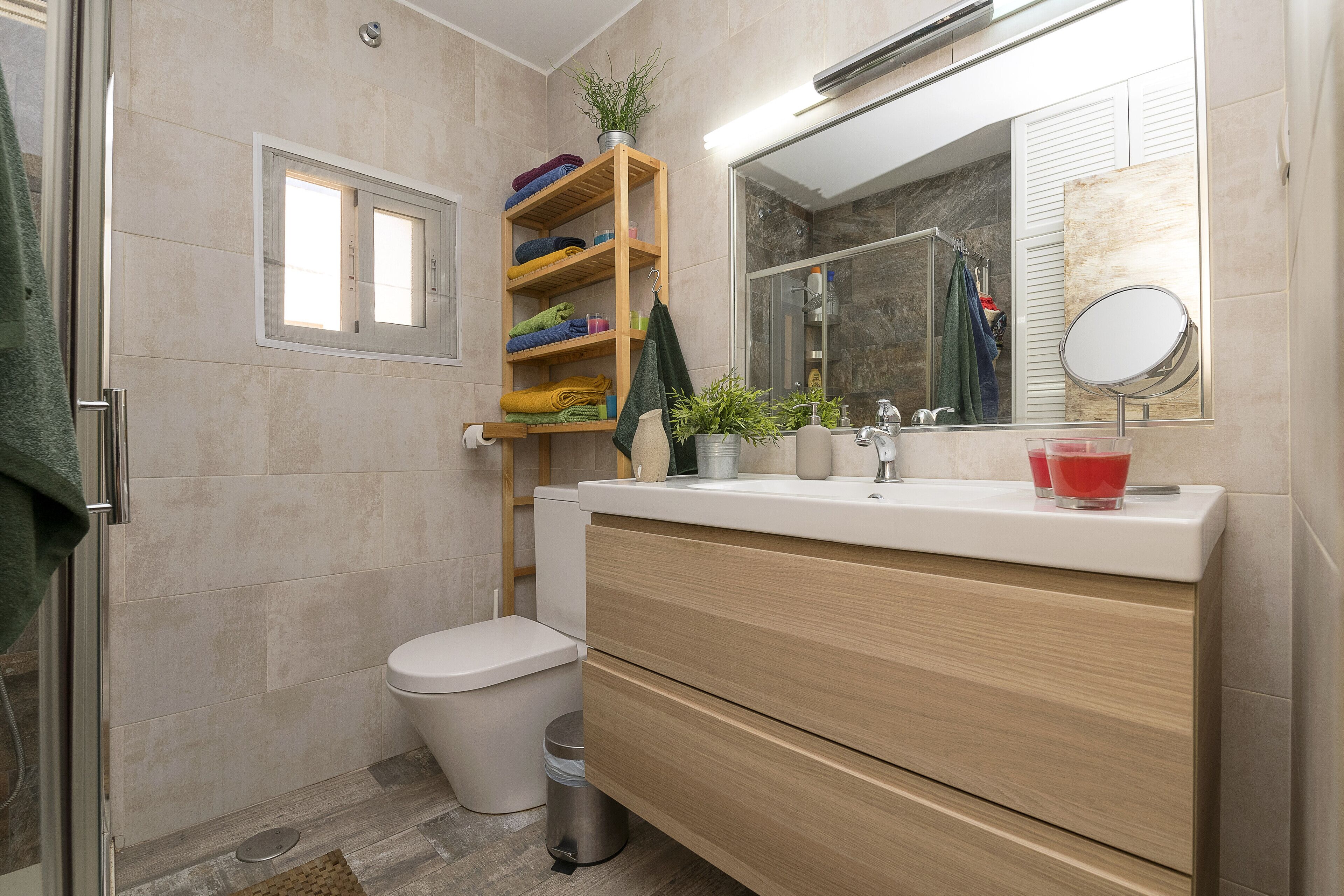 Een douche, een haardroger, handdoeken