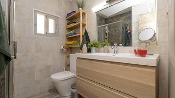 Ducha, secador de pelo y toallas