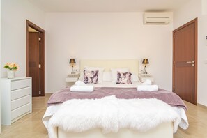 5 bedrooms, iron/ironing board, free WiFi, bed sheets
