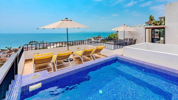 A rooftop pool - Hilltop Hideaway with Rooftop Dipping Pool – Walk to Beach & Malecón! (Puerto Vallarta)