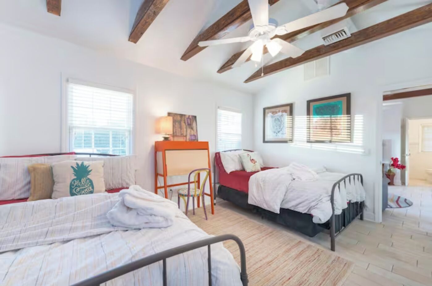 2 quartos, cofres nos quartos, escrivaninha