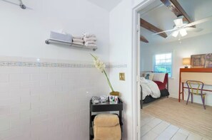 2 bedrooms, in-room safe, desk, iron/ironing board
