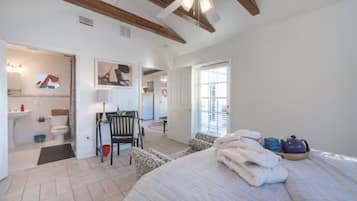 2 bedrooms, in-room safe, desk, iron/ironing board