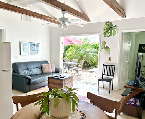 The Coach House- Entire Home - 2 bedroom/3 bath Orlando getaway!