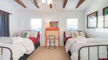 2 slaapkamers, een kluis op de kamer, een bureau