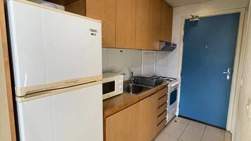 Fridge, microwave, stovetop, coffee/tea maker