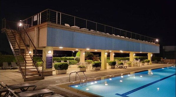 Una piscina cubierta