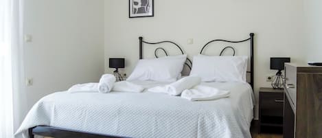 2 bedrooms, iron/ironing board, WiFi, bed sheets