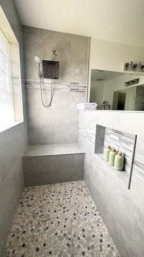 Dusche, Haartrockner, Bidet, Handtücher