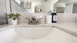 Dusche, Haartrockner, Bidet, Handtücher