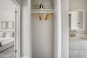 Hårtørrer, håndklæder