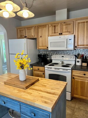 Fridge, microwave, oven, stovetop - Cozy Cottage in Downtown Redmond (Redmond)