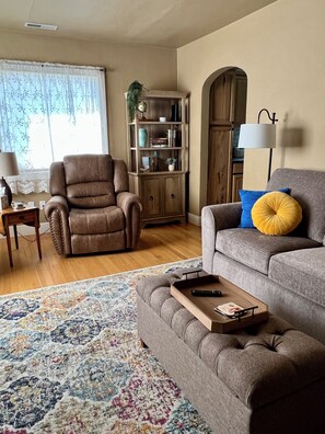 Una Smart TV, una chimenea, un reproductor de DVD, libros