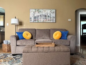 Una Smart TV, una chimenea, un reproductor de DVD, libros