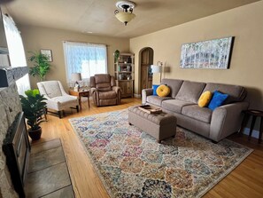 Smart TV, fireplace, DVD player, books - Cozy Cottage in Downtown Redmond (Redmond)